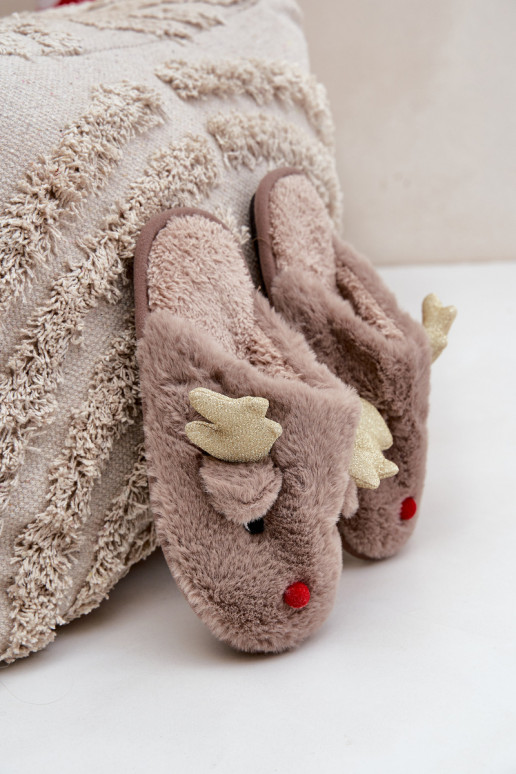 Pantuflas navideñas con tema de renos y forro de piel en color arena Asielle