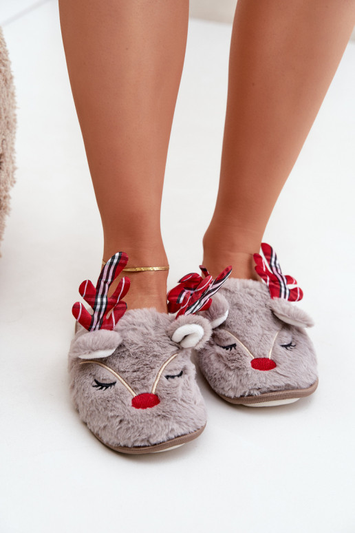 Pantuflas navideñas con tema de renos en color arena Sylaia