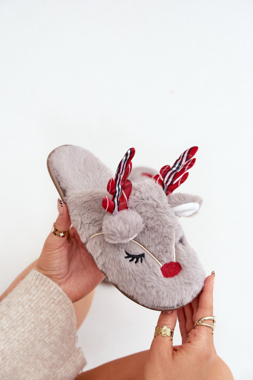 Pantuflas navideñas con tema de renos en color arena Sylaia