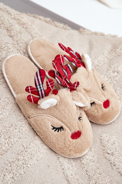 Pantuflas navideñas con tema de renos en color arena Sylaia