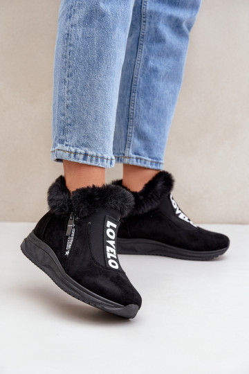 Zapatillas modelo zapatos. Botas de mujer con un abrigo de piel de color negro Zeriana