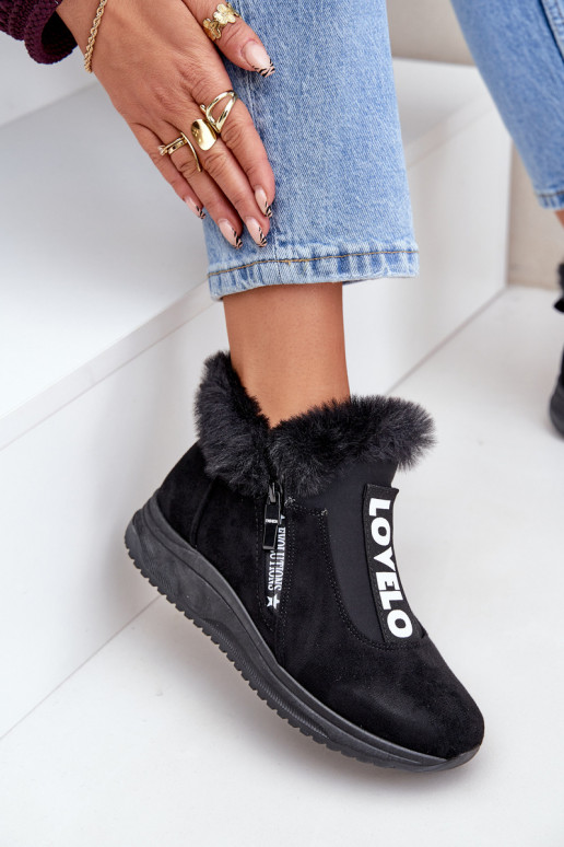 Zapatillas modelo zapatos. Botas de mujer con un abrigo de piel de color negro Zeriana