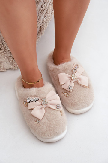 con un abrigo de piel Zapatillas con cintas I Przypinkami beige Annalira