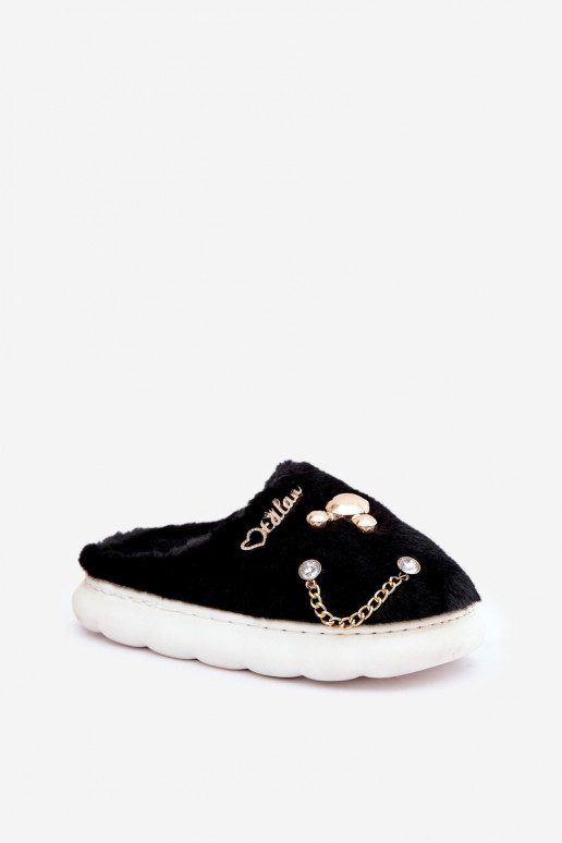 con un abrigo de piel Zapatillas Z Przypinkami de color negro Ivelfedi