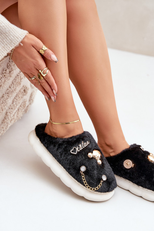 con un abrigo de piel Zapatillas Z Przypinkami de color negro Ivelfedi