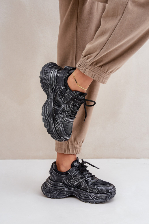 Zapatillas modelo zapatos. Femenino Z Przetarciami con una plataforma de color negro SeladAen