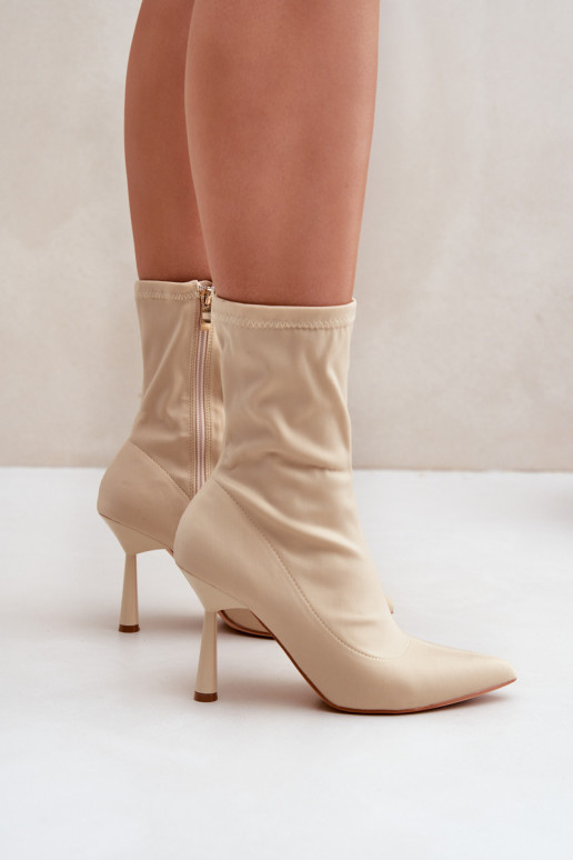 Botines con tacones delgados en color marfil Amune