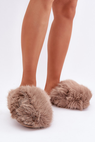 con un abrigo de piel Zapatillas Femenino beige ENladisa 2