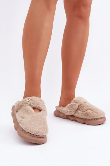 con un abrigo de piel Zapatillas Z Tiene quełą Broszką beige Primaria