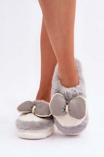 con un abrigo de piel Zapatillas con cintas color gris Grilis