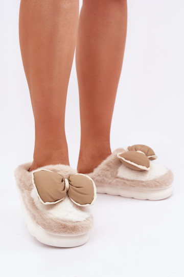con un abrigo de piel Zapatillas con cintas beige Grilis