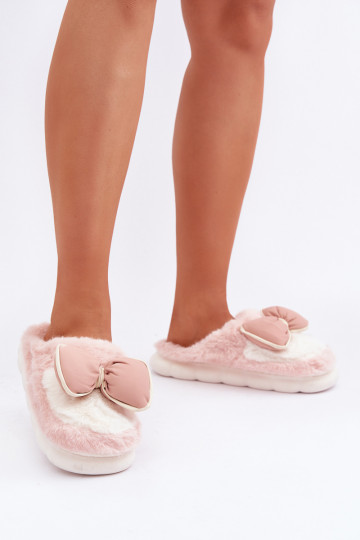 con un abrigo de piel Zapatillas con cintas color rosa Grilis