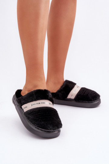 con un abrigo de piel Zapatillas con tacones decorados de color negro Savalithea