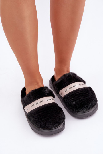 Chancletas con forro de piel y tacones decorados en color negro Savalithea 2