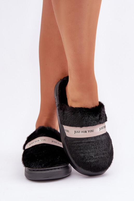 Chancletas con forro de piel y tacones decorados en color negro Savalithea