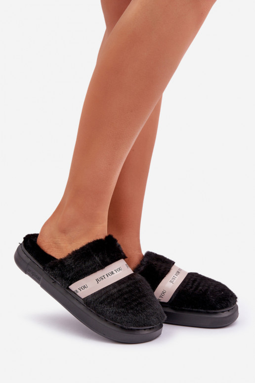 Chancletas con forro de piel y tacones decorados en color negro Savalithea