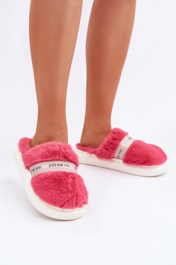 con un abrigo de piel Zapatillas con tacones decorados color rosa Savalithea 2