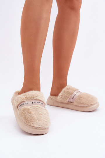 con un abrigo de piel Zapatillas con tacones decorados beige Savalithea