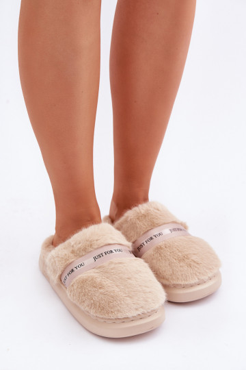 con un abrigo de piel Zapatillas con tacones decorados beige Savalithea 2