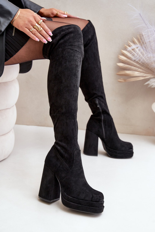 Botas largas con caña sobre la rodilla, con tacones y plataforma color negro Nadelian