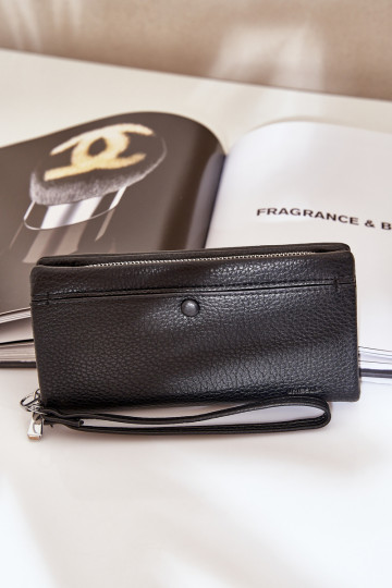 Cartera grande de mujer con una huella de cuero ecológico de color negro Tiene quertiel