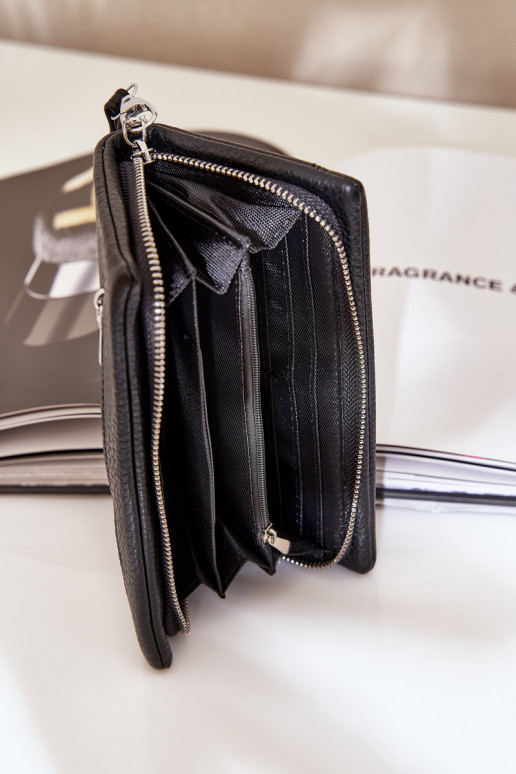 Cartera grande de mujer con una huella de cuero ecológico de color negro Tiene quertiel