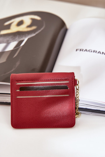 Estuche con tarjeta de color dorado con llavero de eco piel color burdeos Iritinme 2