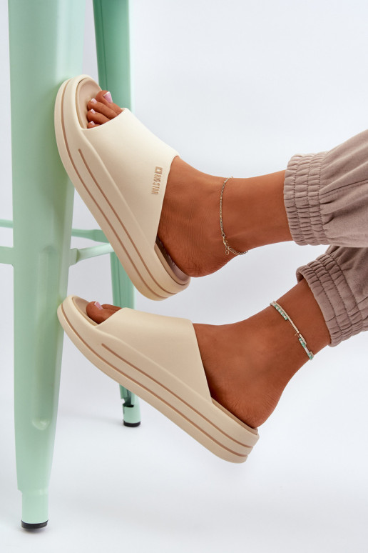 Chanclas de mujer con plataforma Big Star NN274A034 en color arena