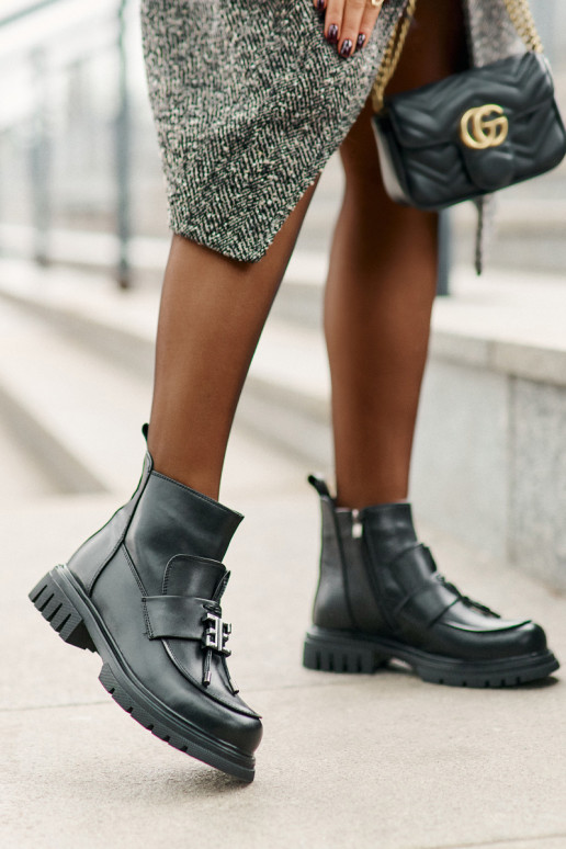 Botines de cuero con adornos forrados... Botines de cuero con adornos forrados...