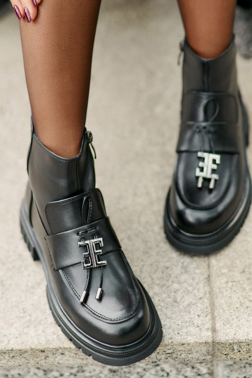 Botines de cuero con adornos forrados... Botines de cuero con adornos forrados...