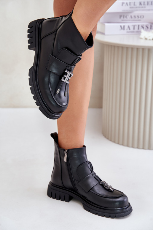 Botines de cuero con adornos forrados... Botines de cuero con adornos forrados...