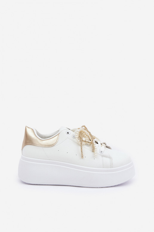 Zapatillas modelo zapatos. Femenino con una plataforma con hermosos detalles Blanco-color dorado Lerissna