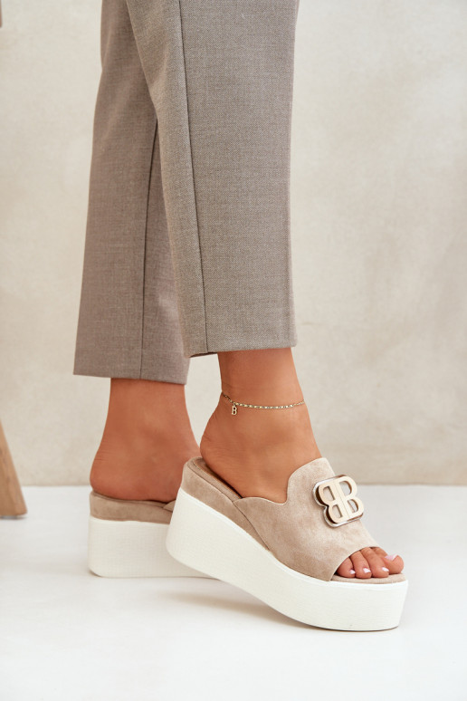 Zapatillas con una plataforma I Koturnie con adornos beige Tanonea