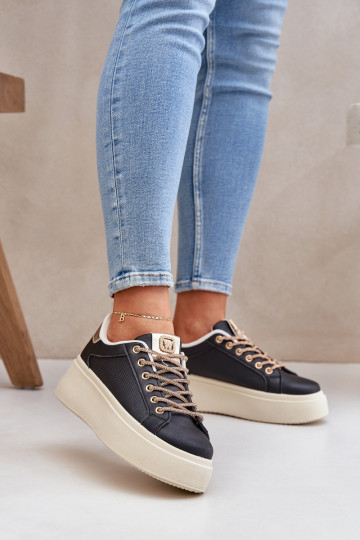 Zapatillas modelo zapatos. con una plataforma Con decoracionesi SznuróAkami de color negro Fonetha