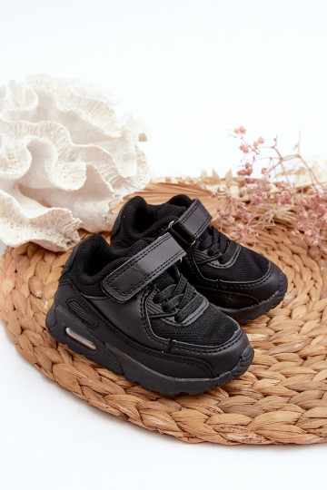 Zapatilla infantil modelo Zapatilla con cierres adhesivos color negro Krissandra