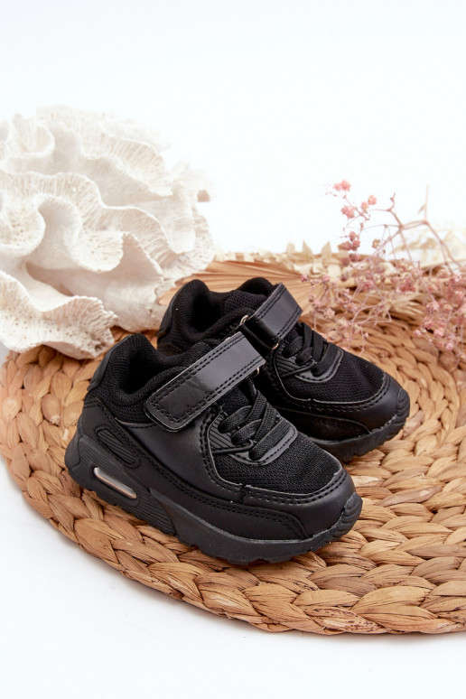 Zapatilla infantil modelo Zapatilla con cierres adhesivos color negro Krissandra