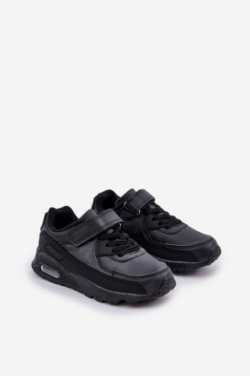 Zapatilla infantil modelo Zapatilla con cierres adhesivos color negro Krissandra