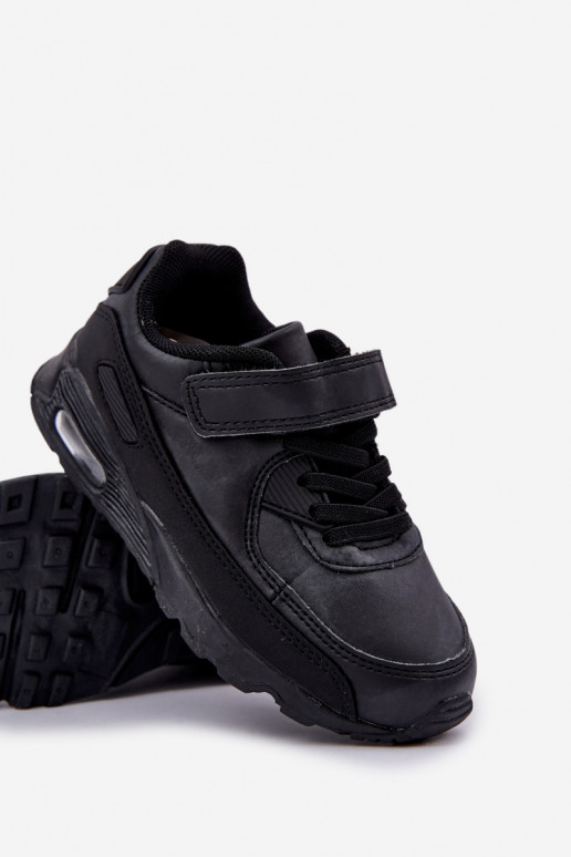 Zapatilla infantil modelo Zapatilla con cierres adhesivos color negro Krissandra