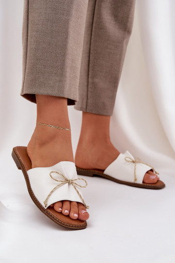 Zapatillas Sobre suela plana para decorar Kokardką el color blanco Deonelis