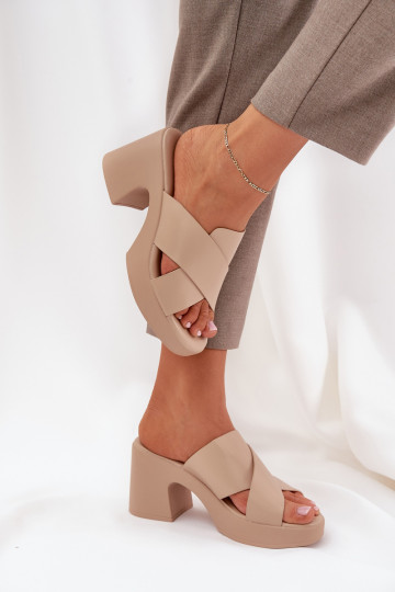 Zapatillas ligeras con tacones de cuero ecológico color marfil Kacaria