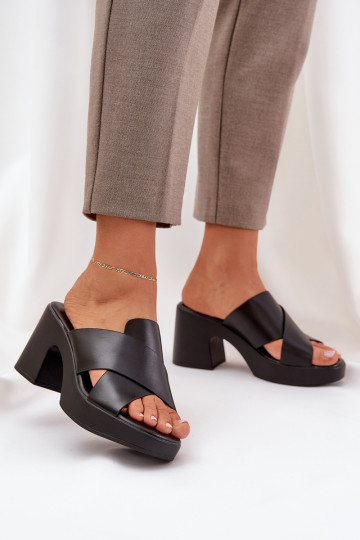 Zapatillas ligeras con tacones de cuero ecológico de color negro Kacaria