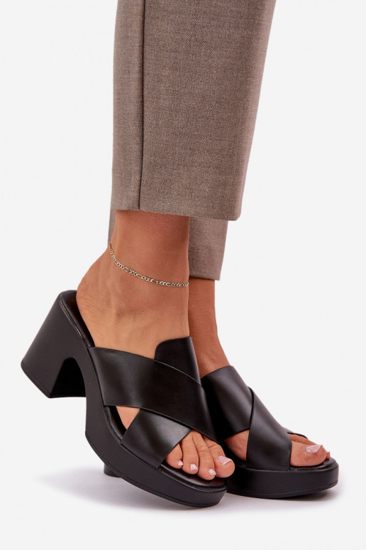 Zapatillas ligeras con tacones de cuero ecológico de color negro Kacaria Zapatillas ligeras con tacones de cuero ecológico de color negro Kacaria