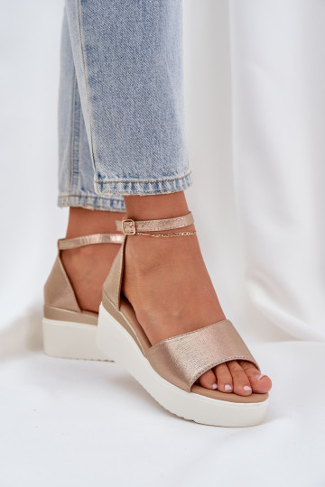 Sandalias ligeras con una plataforma I Sutilm Koturnie color dorado Gillifia