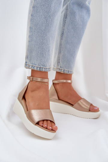 Sandalias ligeras con una plataforma I Sutilm Koturnie color dorado Gillifia 2