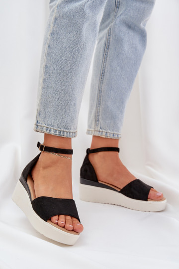 Sandalias ligeras con una plataforma I Sutilm Koturnie de color negro Gillifia