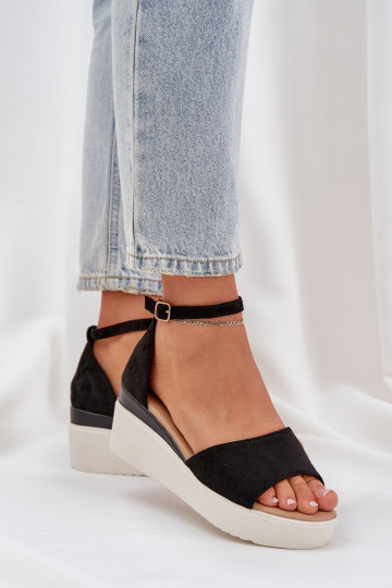 Sandalias ligeras con una plataforma I Sutilm Koturnie de color negro Gillifia 2