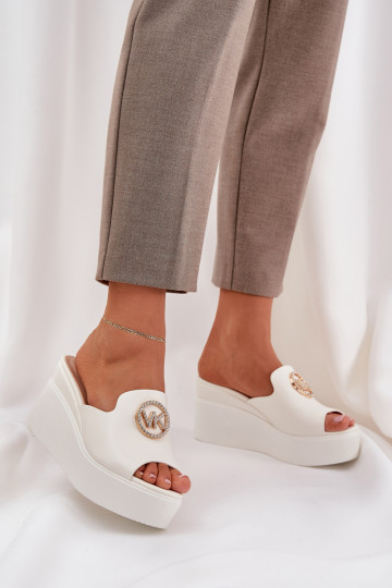 Zapatillas con una plataforma I Koturnie con adornos el color blanco Activadonessia 2