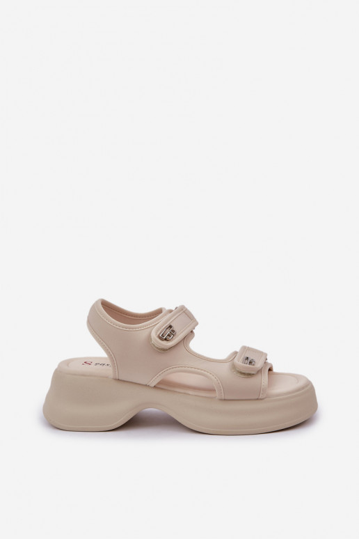 Sandalias ligeras con una plataforma color marfil Deniffia  Sandalias ligeras con una plataforma color marfil Deniffia