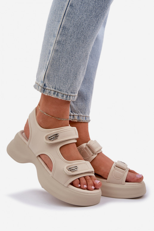 Sandalias ligeras con una plataforma color marfil Deniffia  Sandalias ligeras con una plataforma color marfil Deniffia