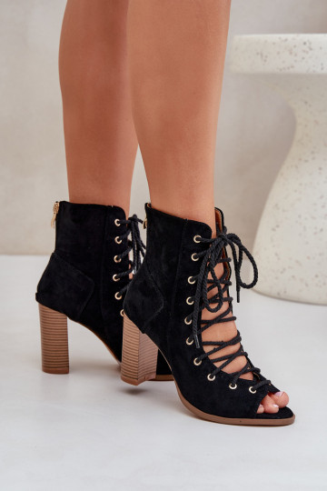 sandalias con tacones con una bota I atándosem de color negro Ivelseki 2